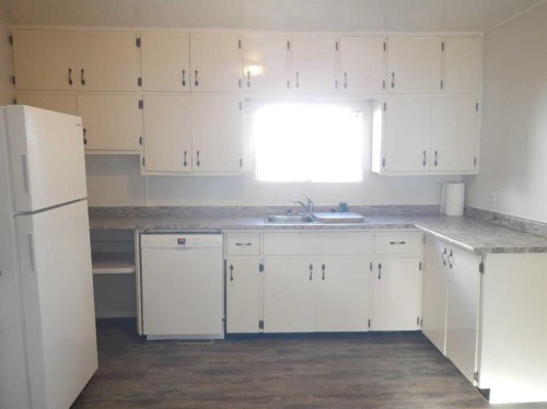 10829 106 Avenue, Fairview, AB - Indoor Photo Showing Kitchen With Double Sink