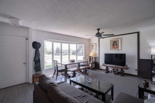 5210 54A Ave, Berwyn, AB - Indoor Photo Showing Living Room
