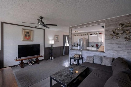 5210 54A Ave, Berwyn, AB - Indoor Photo Showing Living Room