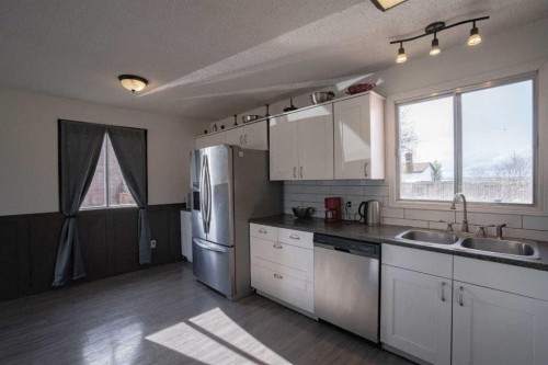 5210 54A Ave, Berwyn, AB - Indoor Photo Showing Kitchen With Double Sink
