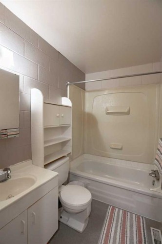 5-8808 96 Street, Peace River, AB - Indoor Photo Showing Bathroom