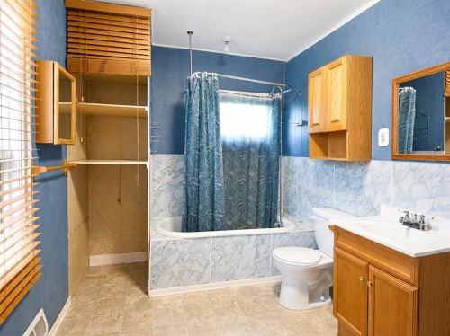 26070 Twp Rd 714, Ridgevalley, AB - Indoor Photo Showing Bathroom
