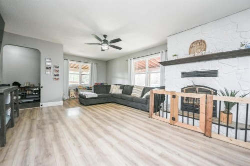 31050 43 Highway, Bezanson, AB - Indoor Photo Showing Living Room