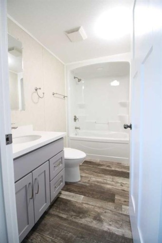 32 Deerglen, High Level, AB - Indoor Photo Showing Bathroom