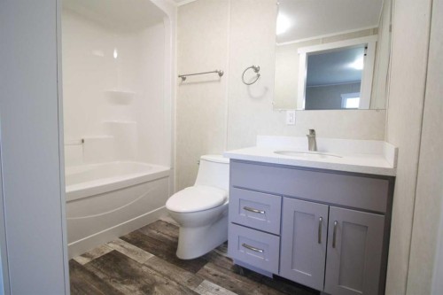 32 Deerglen, High Level, AB - Indoor Photo Showing Bathroom