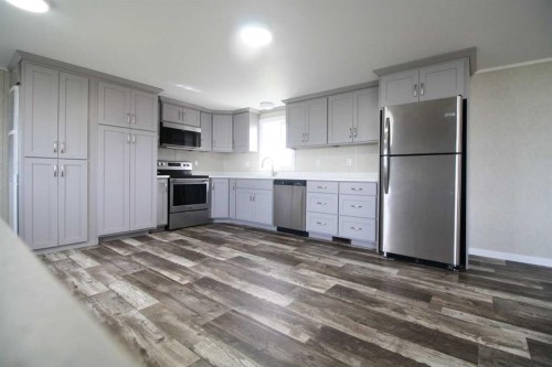 32 Deerglen, High Level, AB - Indoor Photo Showing Kitchen