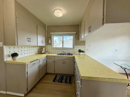 4643 52 Street, Rycroft, AB - Indoor Photo Showing Kitchen With Double Sink