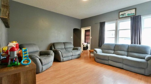 10122 106 Avenue, Peace River, AB 