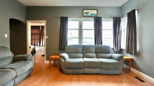 10122 106 Avenue, Peace River, AB 