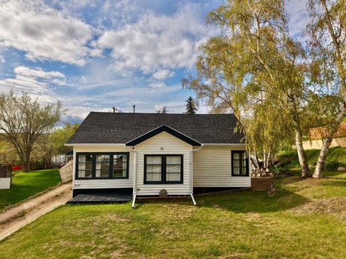 10122 106 Avenue, Peace River, AB 