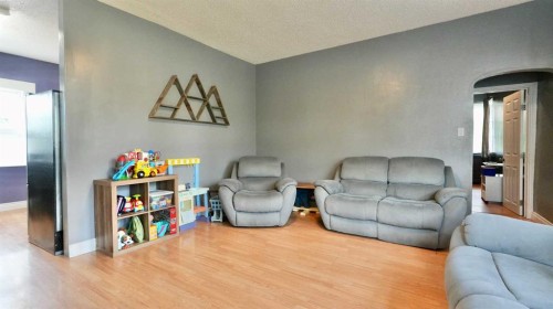 10122 106 Avenue, Peace River, AB 