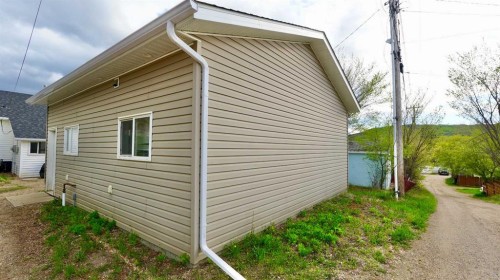 10122 106 Avenue, Peace River, AB 