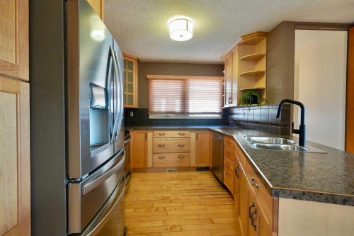 9618 80 Avenue, Peace River, AB - Indoor Photo Showing Kitchen With Double Sink