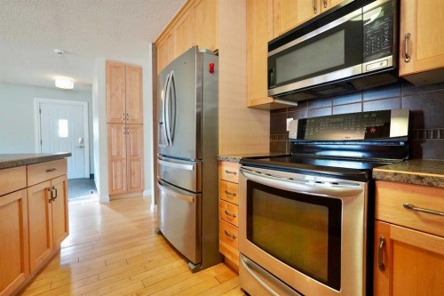 9618 80 Avenue, Peace River, AB - Indoor Photo Showing Kitchen