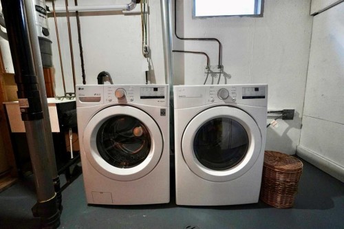 9618 80 Avenue, Peace River, AB - Indoor Photo Showing Laundry Room