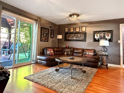 11002 Hoppe Avenue, Grande Cache, AB - Indoor Photo Showing Living Room