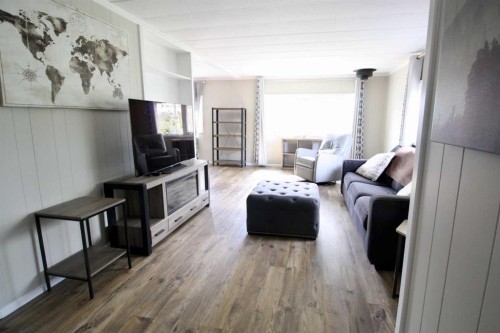 10306 101 Avenue, High Level, AB - Indoor Photo Showing Living Room