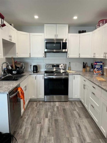 826 3Rd Avenue, Beaverlodge, AB - Indoor Photo Showing Kitchen