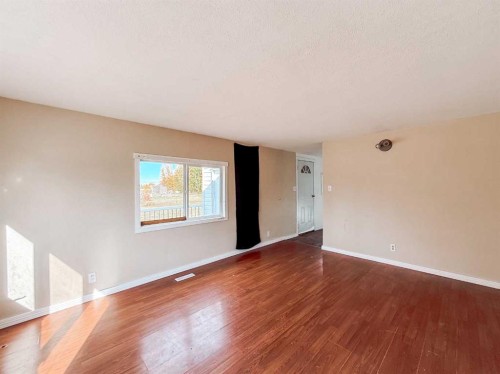 30010B 765 Township, Peoria, AB - Indoor Photo Showing Other Room
