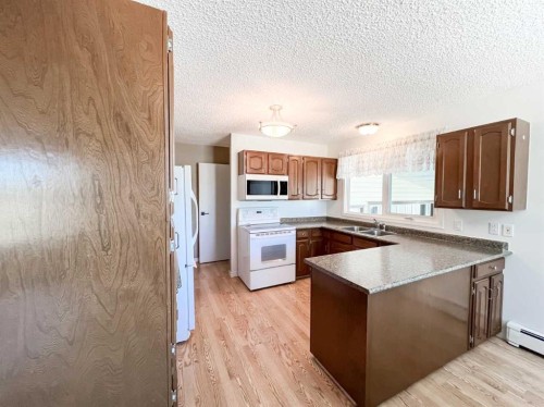 107 4 Avenue Sw, Falher, AB - Indoor Photo Showing Kitchen With Double Sink