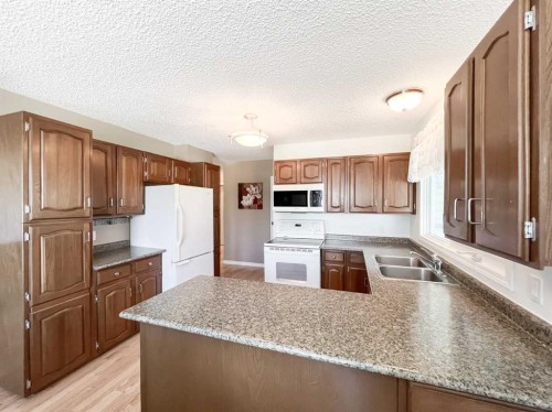 107 4 Avenue Sw, Falher, AB - Indoor Photo Showing Kitchen With Double Sink
