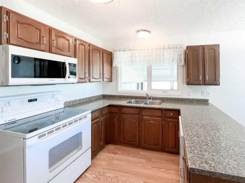 107 4 Avenue Sw, Falher, AB - Indoor Photo Showing Kitchen With Double Sink