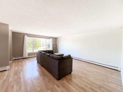 107 4 Avenue Sw, Falher, AB - Indoor Photo Showing Living Room