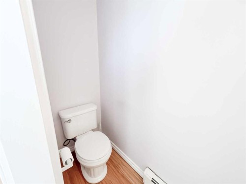107 4 Avenue Sw, Falher, AB - Indoor Photo Showing Bathroom