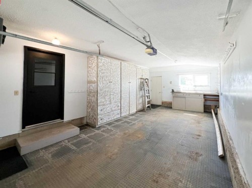107 4 Avenue Sw, Falher, AB - Indoor Photo Showing Garage