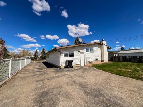 107 4 Avenue Sw, Falher, AB - Outdoor