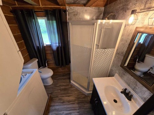 5017 50 Avenue, Berwyn, AB - Indoor Photo Showing Bathroom