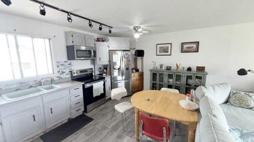 4804 47 Avenue, Grimshaw, AB - Indoor Photo Showing Kitchen With Upgraded Kitchen
