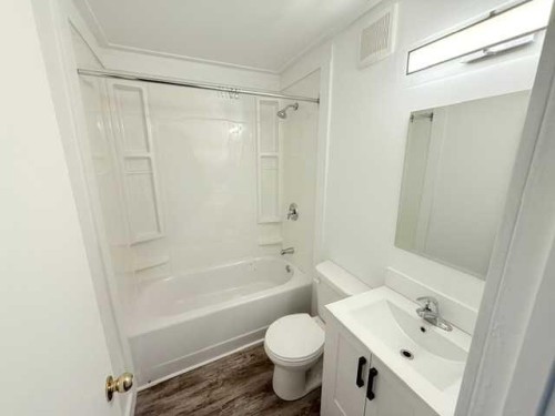 10124 104 Avenue, Peace River, AB - Indoor Photo Showing Bathroom