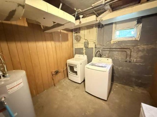 10124 104 Avenue, Peace River, AB - Indoor Photo Showing Laundry Room