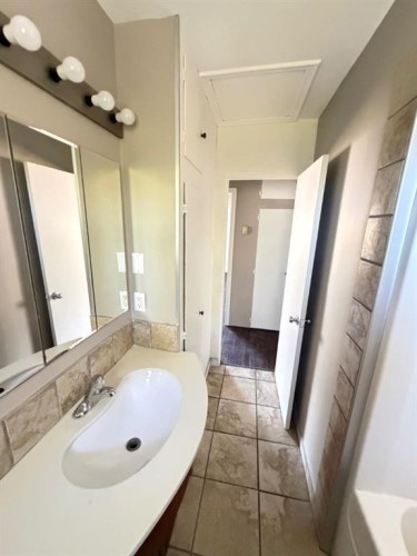 9657 Hillcrest Drive, Grande Prairie, AB - Indoor Photo Showing Bathroom
