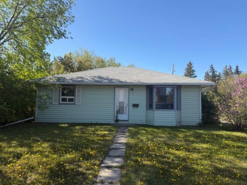 9657 Hillcrest Drive  Grande Prairie, AB T8V 1A9