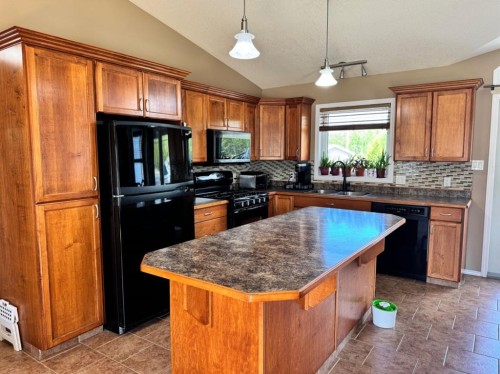 11345 110 Avenue Crescent, Fairview, AB - Indoor Photo Showing Kitchen With Double Sink