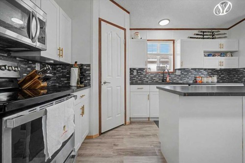 9530 112 Avenue, Clairmont, AB - Indoor Photo Showing Kitchen With Upgraded Kitchen