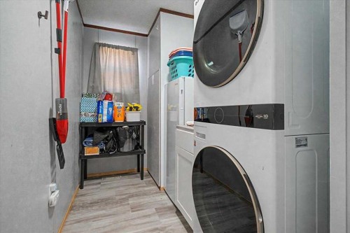 9530 112 Avenue, Clairmont, AB - Indoor Photo Showing Laundry Room
