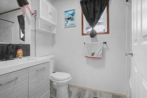 9530 112 Avenue, Clairmont, AB - Indoor Photo Showing Bathroom