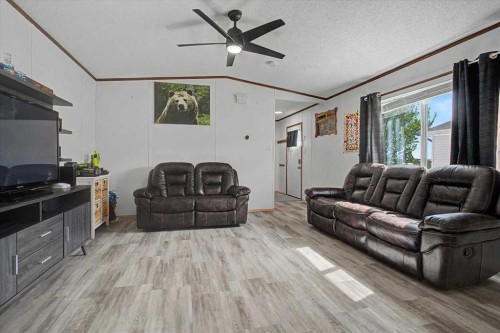 9530 112 Avenue, Clairmont, AB - Indoor Photo Showing Living Room