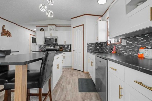 9530 112 Avenue, Clairmont, AB - Indoor Photo Showing Kitchen