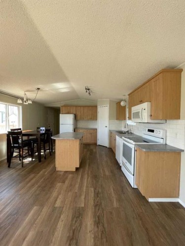 12 Dewberry Road, High Level, AB - Indoor Photo Showing Kitchen