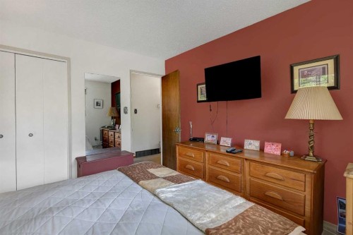 710 8Th Avenue West, Beaverlodge, AB - Indoor Photo Showing Bedroom