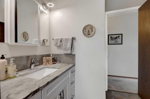 710 8Th Avenue West, Beaverlodge, AB - Indoor Photo Showing Bathroom