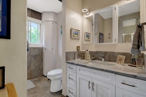 710 8Th Avenue West, Beaverlodge, AB - Indoor Photo Showing Bathroom