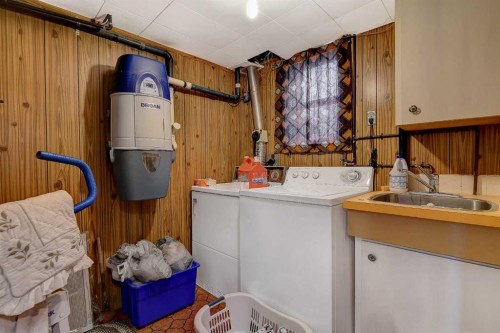 710 8Th Avenue West, Beaverlodge, AB - Indoor Photo Showing Laundry Room
