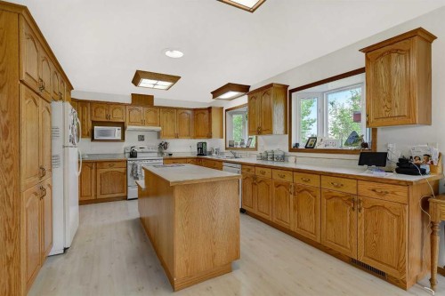 710 8Th Avenue West, Beaverlodge, AB - Indoor Photo Showing Kitchen