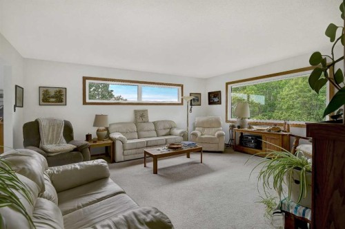 710 8Th Avenue West, Beaverlodge, AB - Indoor Photo Showing Living Room