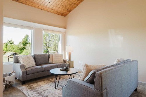 80057 712 Township, Wembley, AB - Indoor Photo Showing Living Room